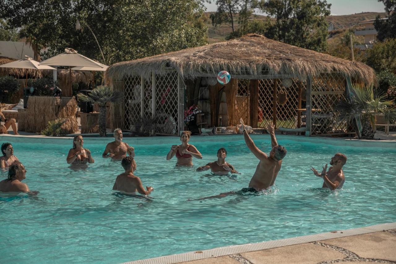 Riva Del Sol Beach Resort 圣卡泰里纳德洛约尼奥 外观 照片